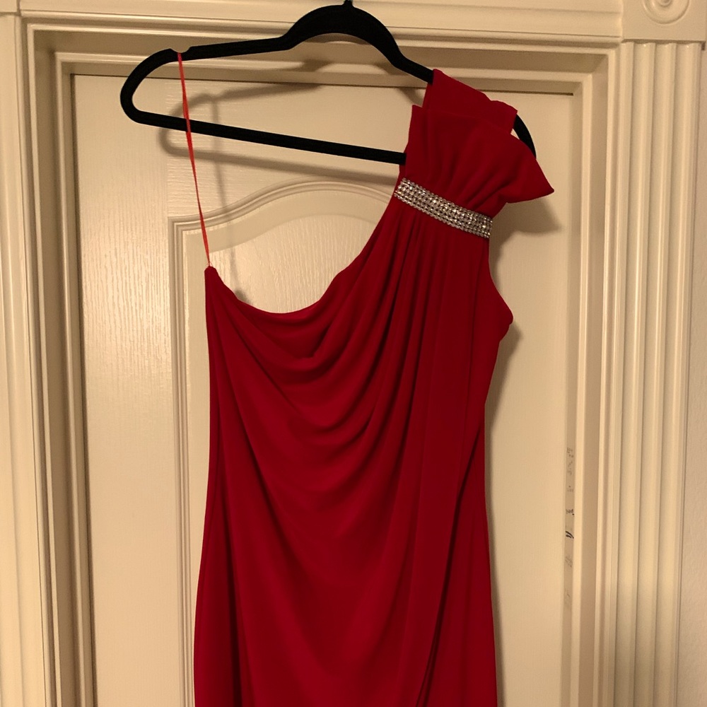 Gorgeous cocktail dress with one shoulder bow detail.
